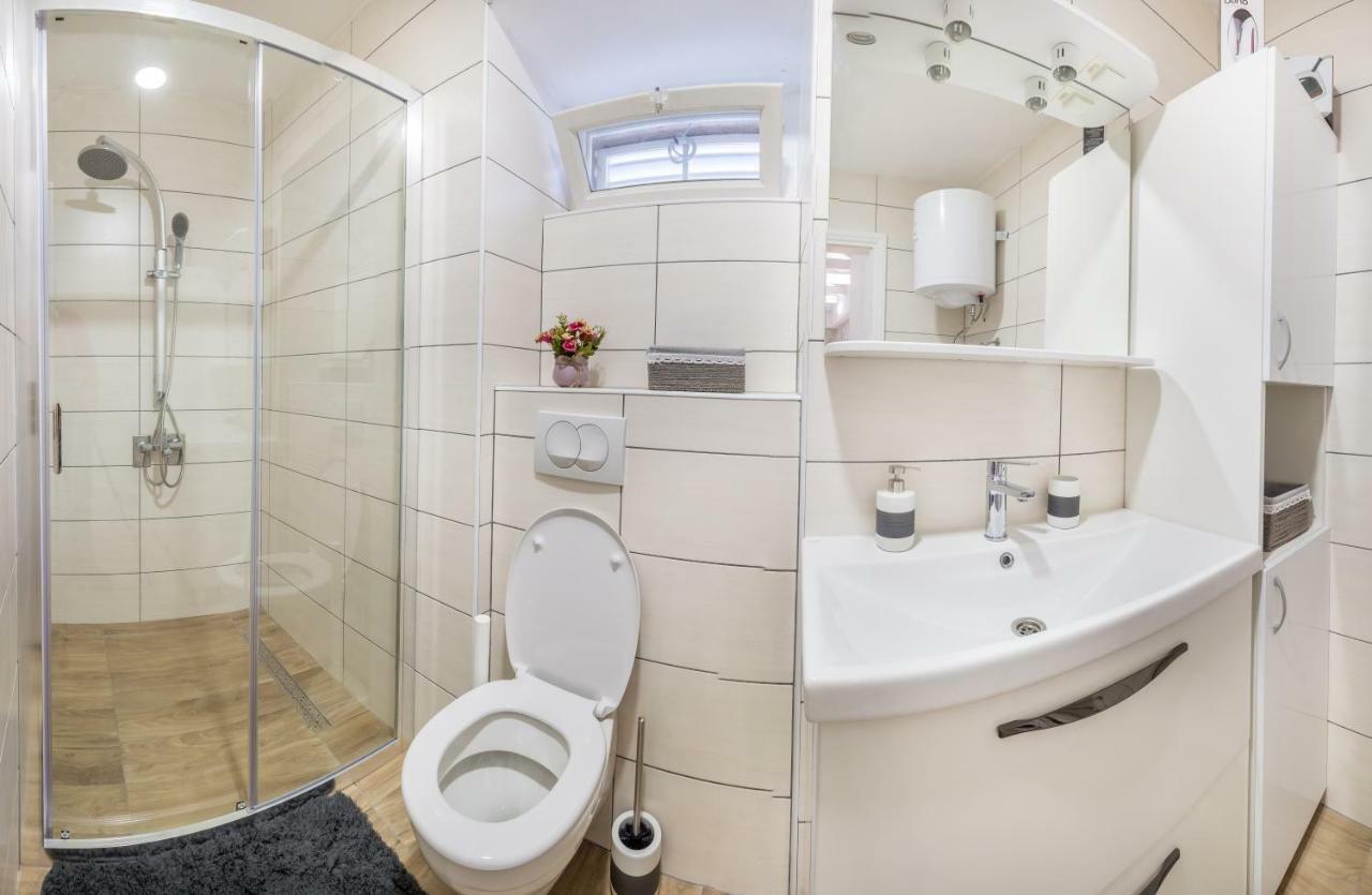 Olive Garden Apartment Стон Екстериор снимка
